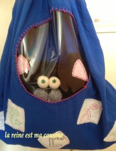 mascotte chat dans son sac hublot